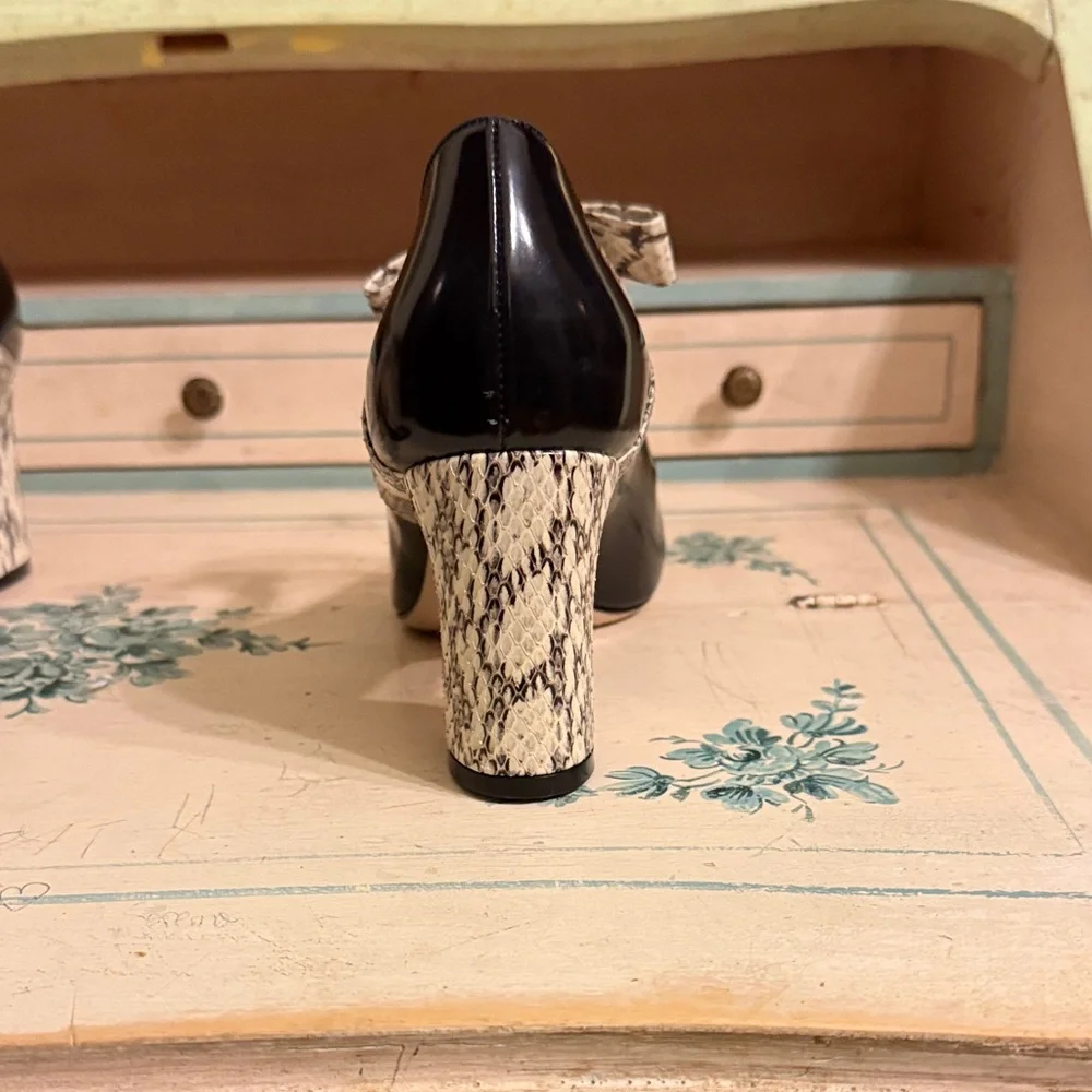 Gucci Black Patent Leather Pumps with Snake-Print Bow Strap - Picture 3 of 15